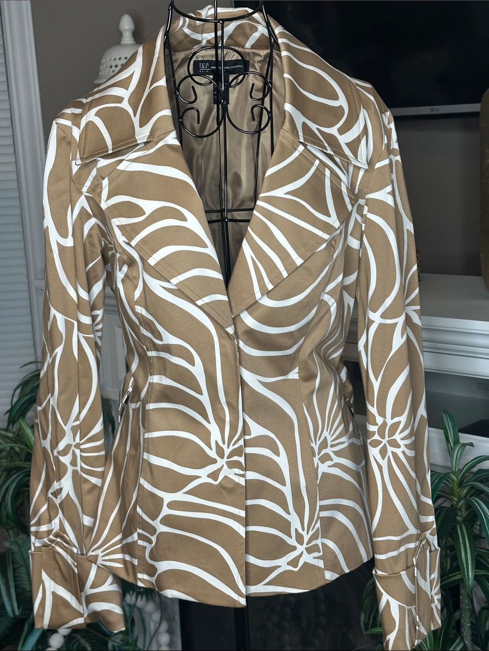 Dana Buchman Tan & White Abstract Print Button-Front Shirt